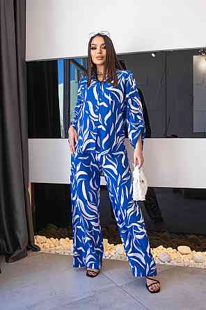 Свободный костюм с вырезом на спине 