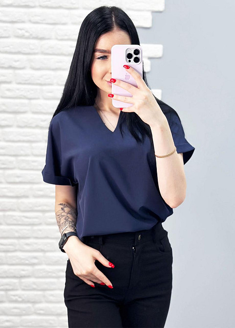 Женская блузка с вырезом и коротким рукавом 