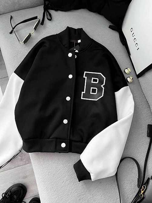 Женский теплый укороченный оверсайз бомбер на кнопках трехнитка на флисе Одесса - изображение 3