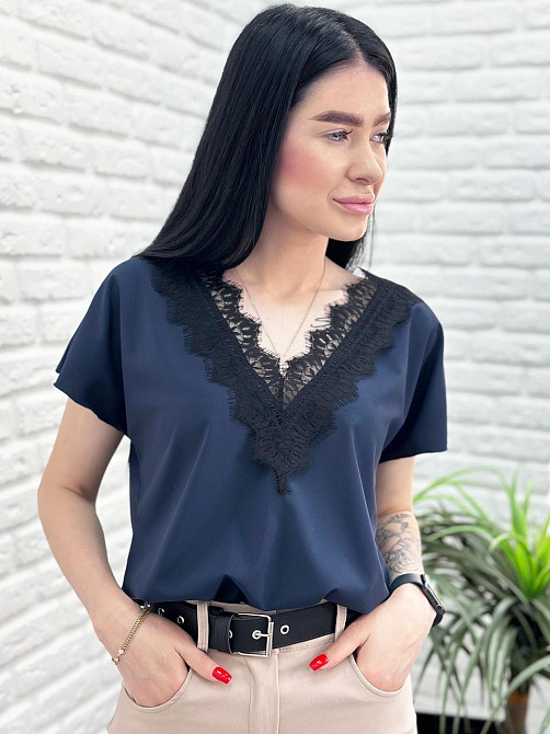 Жіноча блузка з вирізом та мереживом "Brenda" оптом | Норма і батал Темно-синій, 42-44 Київ - фото 4