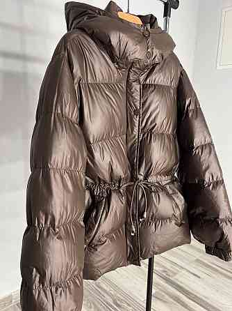 Куртка женская Fashion 2401 глянцевая удлиненная с капюшоном пояс шнурок коричневый, коричневый, L Киев