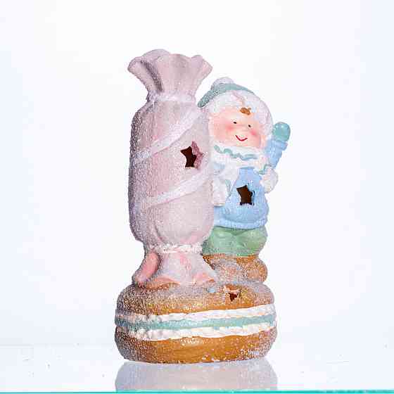 Новорічна декоративна фігурка з підсвіткою 12.5×9×21 см Новорічний декор Дитина з цукеркою з порцеляни CR-6-11 Коломыя