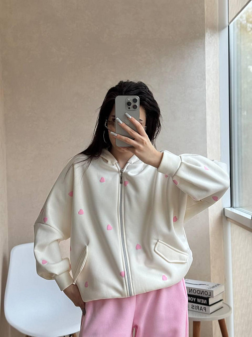 Женская базовая повседневная зип-худи с сердцами турецкая тринитка на флисе Молочный Одесса - изображение 5