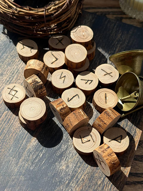 Скандинавские руны из ясеня ручной работы 