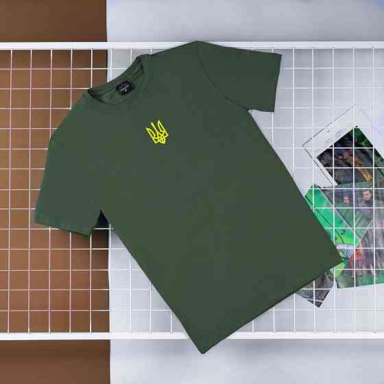 Футболка мужская однотонная хаки Pobedov Peremoga - Наклейка Герб 4см жовта Киев