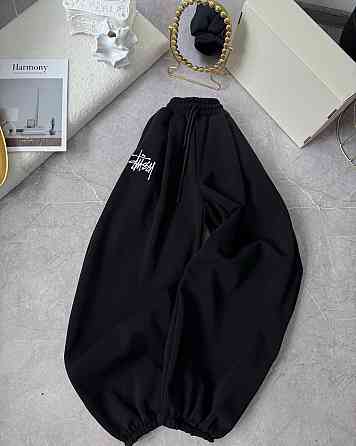 Женские объемные теплые оверсайз брюки трехнить на флисе с вышивкой Черный Одесса