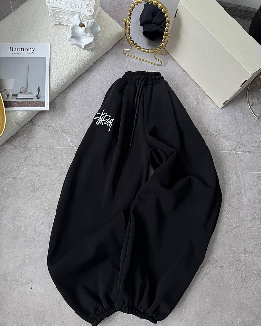 Жіночі об'ємні теплі оверсайз штани тринитка на флісі з вишивкою Чорний Одеса - фото 1