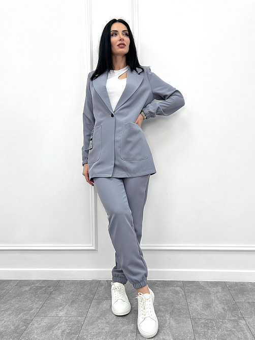 Женский повседневный костюм 