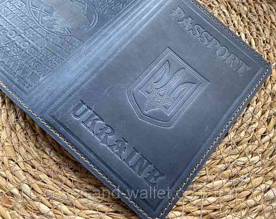 Шкіряна обкладинка на паспорт із гербом України синього кольору ST Leather Київ