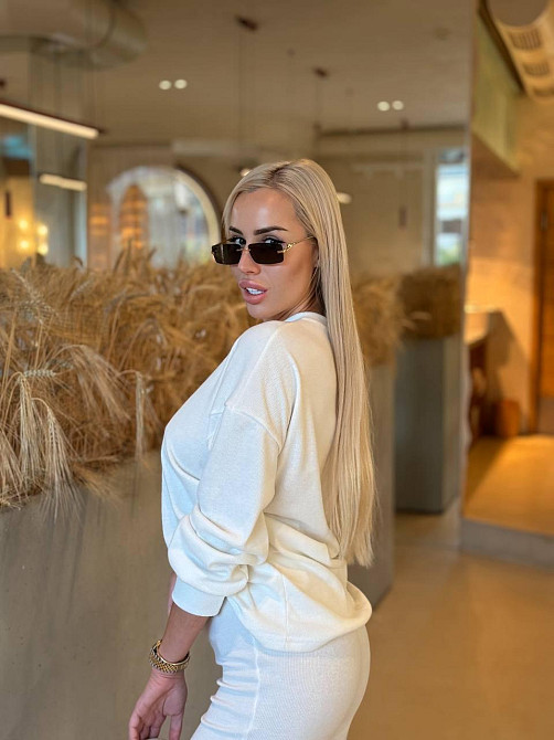 Женский костюм в стиле кэжуал с расклешенными брюками, белый, 42-46 Лубны - изображение 3