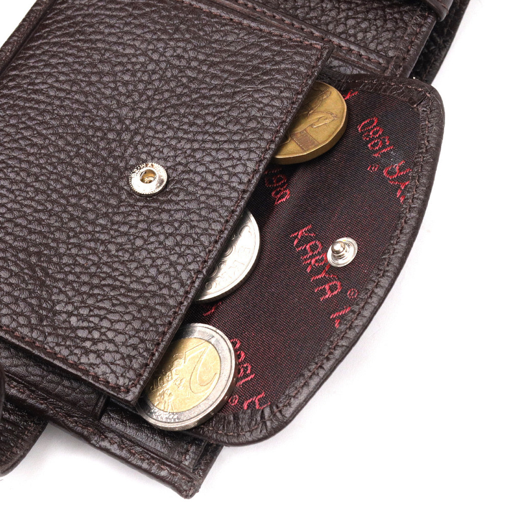 Вместительное мужское портмоне с хлястиком из натуральной кожи KARYA 21081 Коричневый Киев - изображение 8