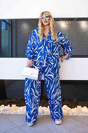 Свободный костюм с вырезом на спине 