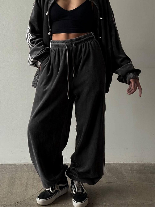 Женский костюм двойка: кофта и штаны в спортивном стиле с лампасами велюр Черный, 46/48 Одесса - изображение 2