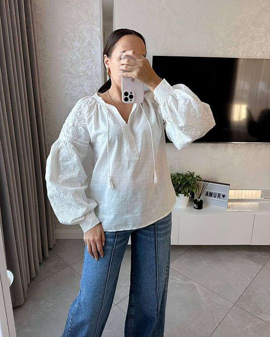 Женская современная вышиванка с белой вышивкой хлопка 44 Одесса - изображение 1