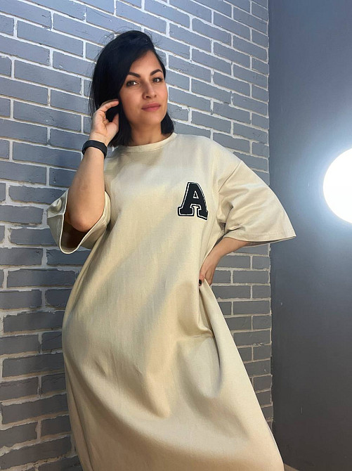 Платье женское A-N 2506 длинное оверсайз разрез со стороны нашивка впереди буква 