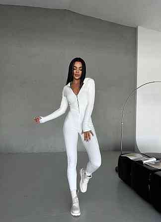 Женский облегающий комбинезон с вышивкой и камушками на спинке турецкий велюр Белый, 42/44 Одесса