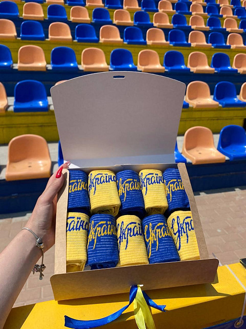 Набір жіночих шкарпеток патріотичних з написом у подарунковій коробці 10 пар синьо-жовті Одеса - фото 3