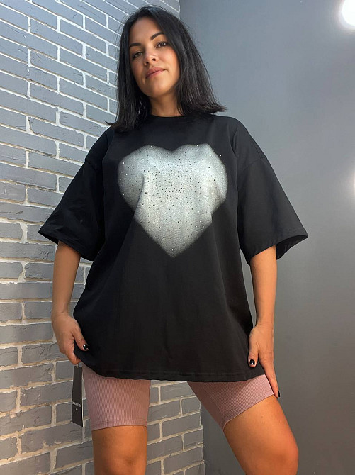 Футболка жіноча SHENG 6820 подовжена супер оверсайз велике серце каміння one size, чорний, one size Київ - фото 1