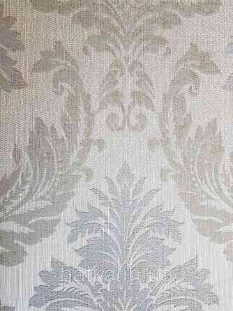Текстильні шпалери на флізеліновій основі Da capo RaschTextil вензелі сірі завитки бежеві на пісочному Київ