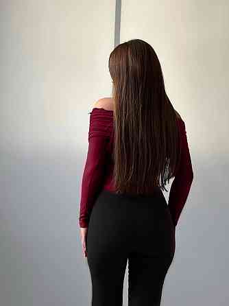 Жіночий лонгслів із відкритими плечима та витонченим драпіруванням трикотаж масло Бургунді Одеса