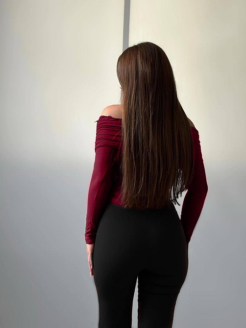 Женский лонгслив с открытыми плечами и изящной драпировкой трикотаж масло Бургунди Одесса - изображение 3