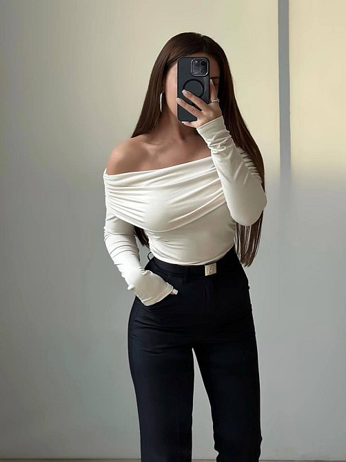 Жіночий романтичний лонгслів з відкритими плечима та витонченою драпіровкою трикотаж масло Одеса - фото 4