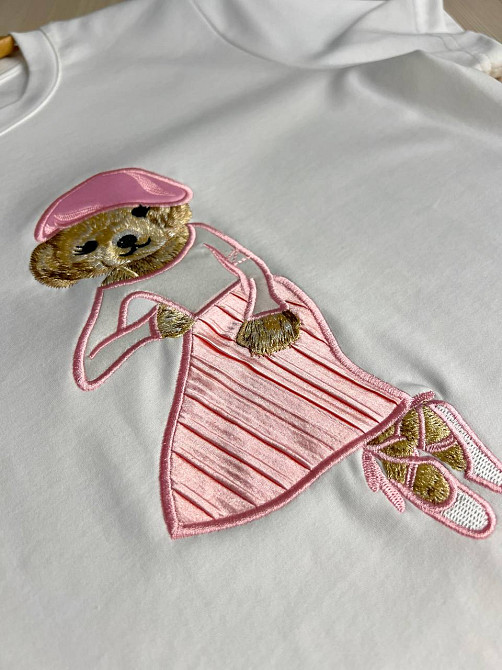 Футболка жіноча A-N 26009 нашивка ведмедик балерина попереду однотонна середня довжина базова one size, білий, one size Київ - фото 2