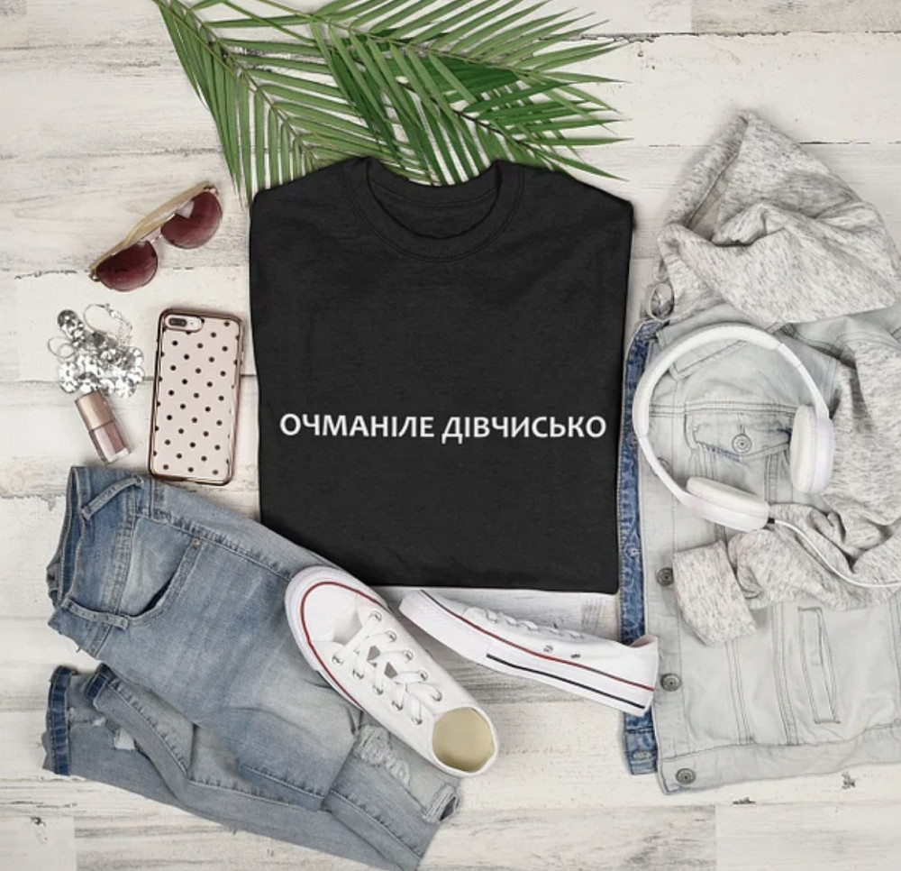 Женская футболка черного цвета 