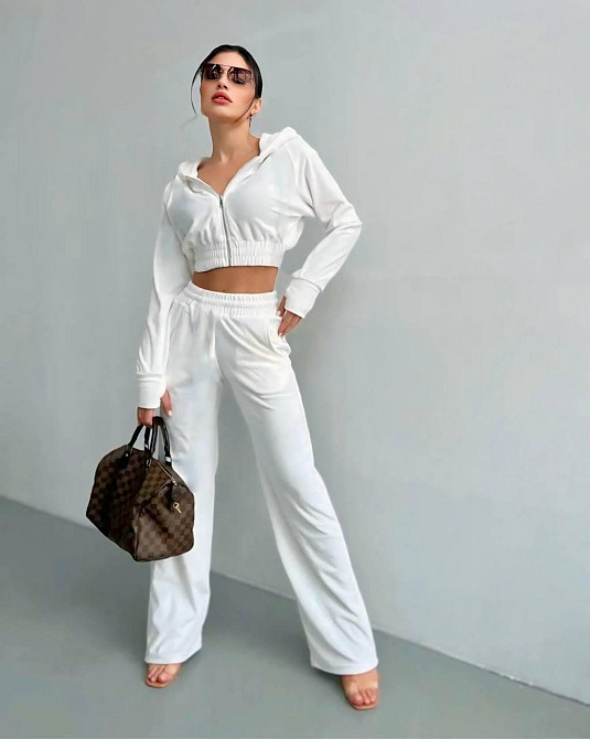 Женский повседневный велюровый костюм двойка с широкими брюками и укороченной кофтой плюшевый велюр Молочный, 42/44 Одесса - изображение 1