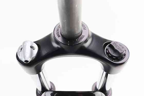 Вилка 26" амортизаційна, без різьби 1-1/8" (28,6мм), шток 240мм, з ходом 100мм, Disk-brake, пружинно-оливна, виносний Lockout, чорна XCM30 R Київ