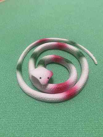 Іграшка змія резинова білого кольору, Декор на Хеллоуїн, чудова прикраса хеллоуін, розмір 70 см Київ