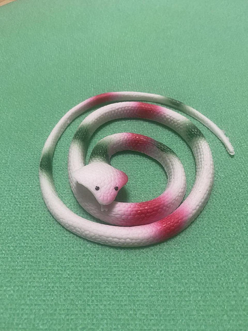 Іграшка змія резинова білого кольору, Декор на Хеллоуїн, чудова прикраса хеллоуін, розмір 70 см Київ - фото 2