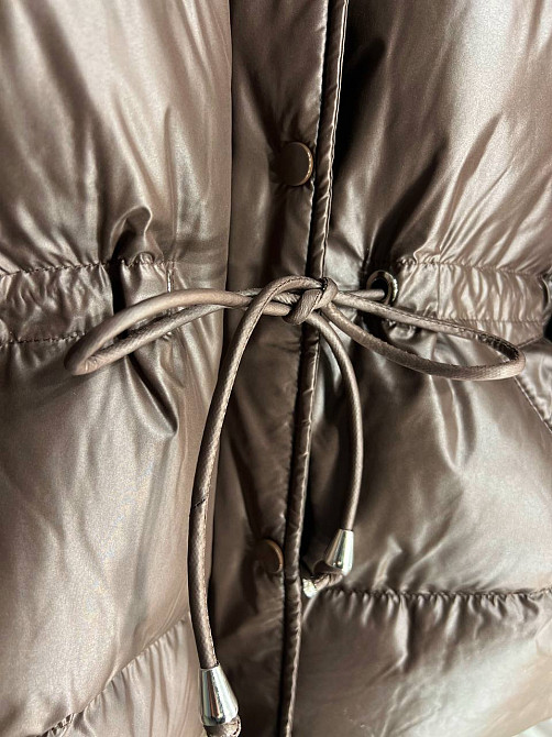Куртка женская Fashion 2401 глянцевая удлиненная с капюшоном пояс шнурок коричневый, коричневый, M Киев - изображение 4