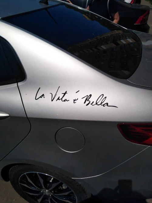 Наклейка на авто Чорна перекладається Життя прекрасне Київ - фото 4