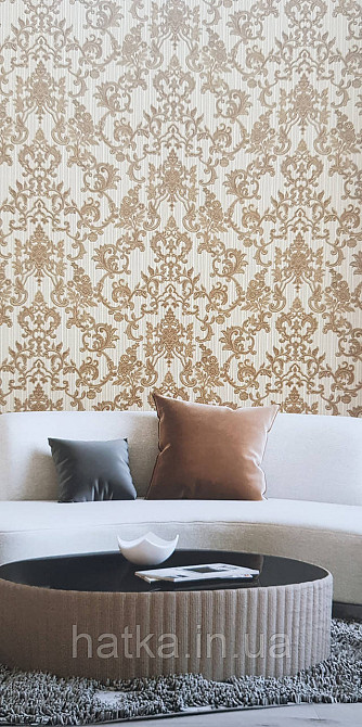 Шпалери вінілові на флізеліні AdaWall Seyyah 1.06х10 вензелю завитки великі структурні золотом на сіро-бежевому Київ - фото 1