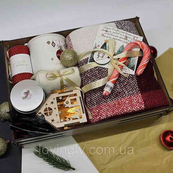 Новогодний подарочный набор с пледом, чашкой, кашемировыми носками и LED-домик Ирпень