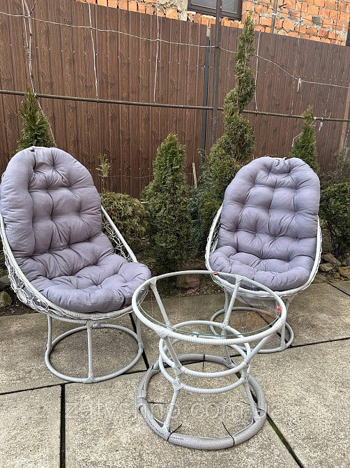 Плетені меблі з сірими накидками Київ - фото 2