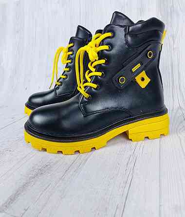 Детские демисезонные черные ботинки для девочек с тракторной желтой подошвой с желтыми шнурками 35,36 Николаев