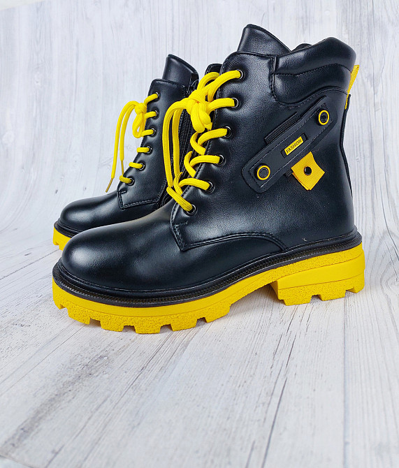 Детские демисезонные черные ботинки для девочек с тракторной желтой подошвой с желтыми шнурками 35,36 Николаев - изображение 1