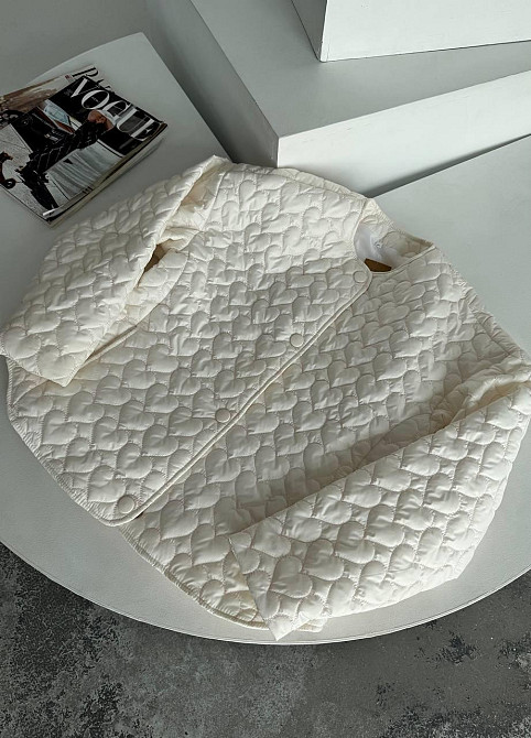 Женская повседневная куртка с сердечками на кнопках плащевка Лаке на силиконе Молочный Одесса - изображение 3