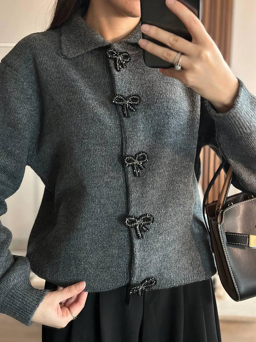 Жіночий укорочений кардиган із декоративними застібками у формі бантиків машинне в'язання Графіт Одеса - фото 3