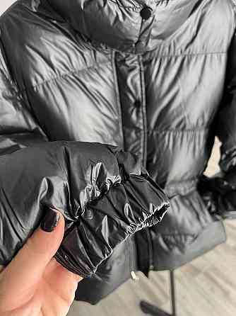 Куртка женская Fashion 2401 глянцевая удлиненная с капюшоном пояс шнурок черная, Чорний, M Одесса