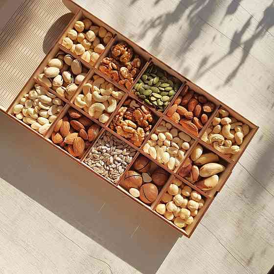 Подарунок на Новий Рік дівчині, хлопцю, чоловіку, шефу. Набір горішків у дерев'яній коробочці 500 грамів Одеса
