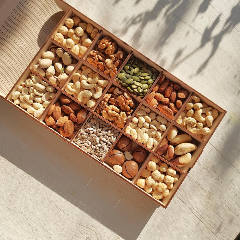 Подарунок на Новий Рік дівчині, хлопцю, чоловіку, шефу. Набір горішків у дерев'яній коробочці 500 грамів Одеса - фото 3