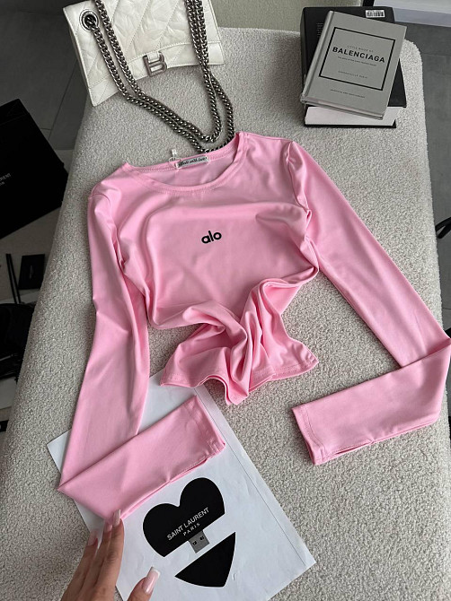 Стильный женский базовый лонгслив с надписью и вырезом под пальчик микродайвинг Барби Одесса - изображение 9