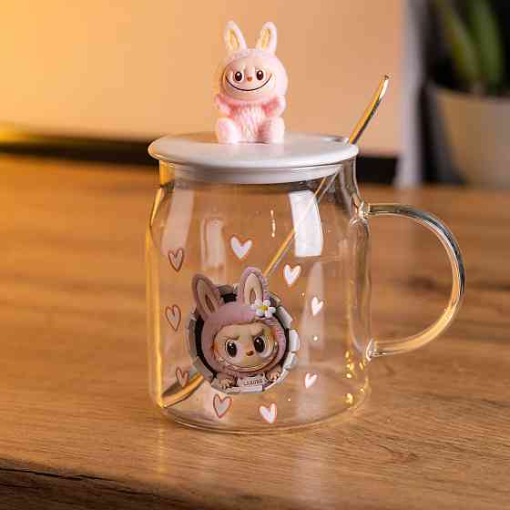 Новорічна велика скляна чашка "Лабубу" з кришкою та ложкою 600 мл Рожевий FM-56B Коломия