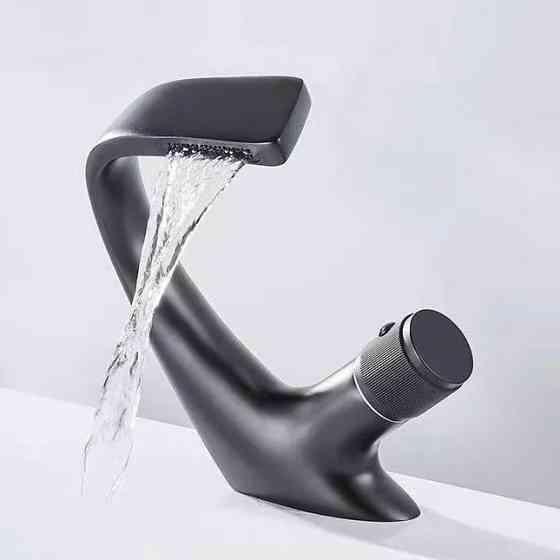 Змішувач для умивальника з латуні сірий з водоспадом дизайнерський, для раковини з 1 вентелем Кам'янець-Подільський