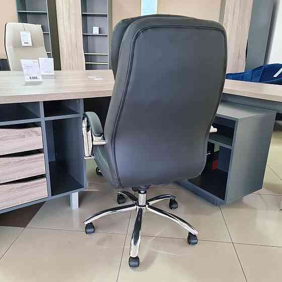 Крісло поворотне Q-154 чорна шкіра / екошкіра Дніпро