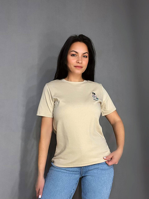 Футболка жіноча A-N 26001 базова однотонна з невеликою вишивкою ведмедик попереду середня довжина one size, бежевий, one size Київ - фото 14