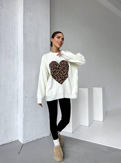 Женский стильный свитер оверсайз с леопардовым сердечком Одесса - изображение 10